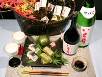 下段左側からさんま寿司・柿の葉寿司、上段めはり寿司と辛口純米酒＜いち辛＞